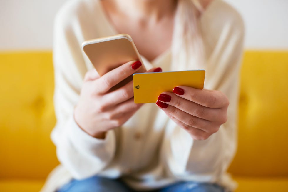 una mujer hace compras online con un teléfono móvil