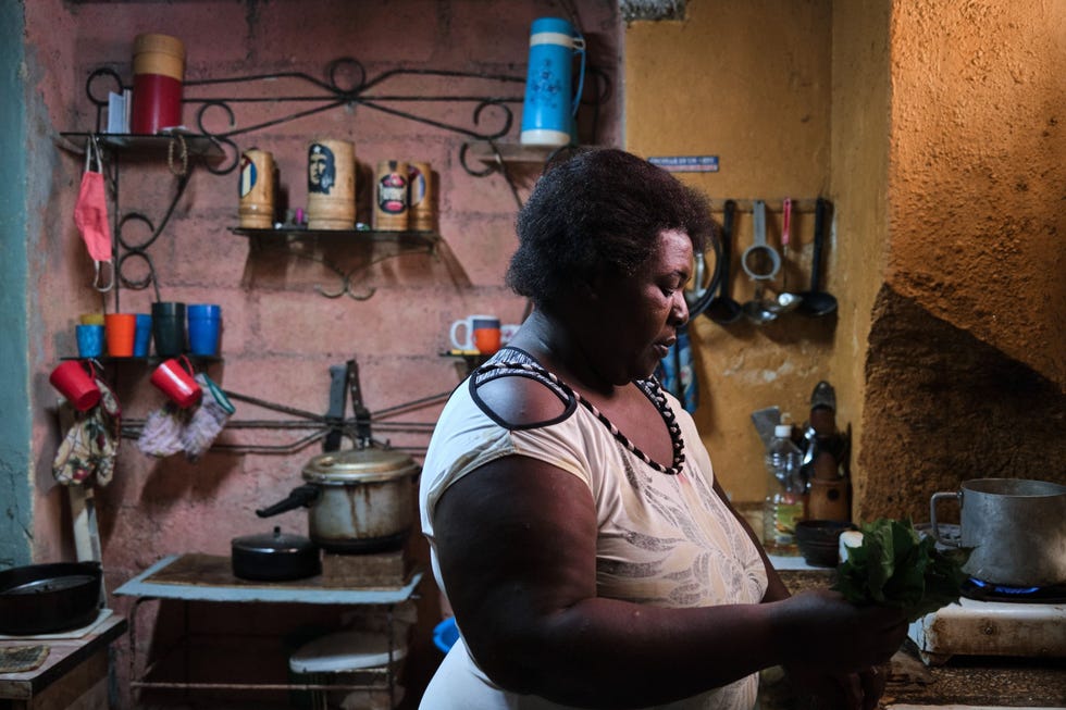 In haar huis in San Isidro een wijk in de Cubaanse hoofdstad Havana bereidt Ana Mara Abreu Garca 46 een preparaat van chaya boomspinazie waarmee ze haar diabetes onder controle houdt Het middel helpt me ook om mijn bloeddruk stabiel te houden zegt zij