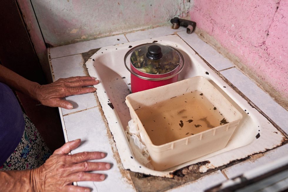 In haar huis in het oude centrum van Havana bereidt Norma Machado Gonzlez 69 een aftreksel van kruiden