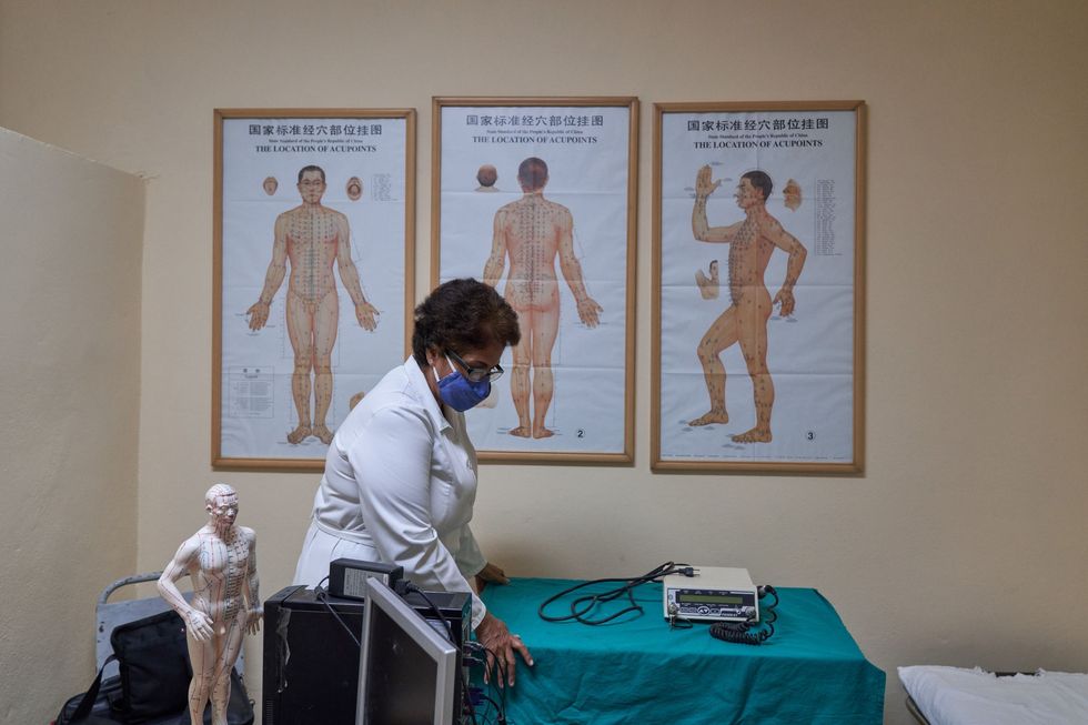 Een verpleegkundige organiseert het inloopcentrum voor traditionele geneeswijzen van het Instituut voor Gastroenterologie in Havana Cuba Patinten worden hier uiteenlopende soorten behandelingen aangeboden waaronder acupunctuur en ozontherapie
