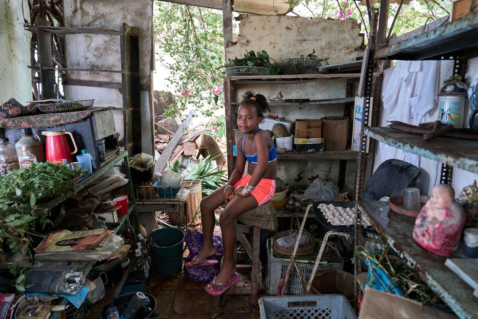 Elianni 10 dochter van Ana Mara Abreu Garca zit in een gemproviseerde consultorio mdico in Havana waar patinten medicinale planten of kruiden voor de behandeling van hun aandoeningen kunnen kopen