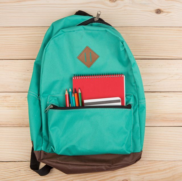 een tas met een notebook en potloden