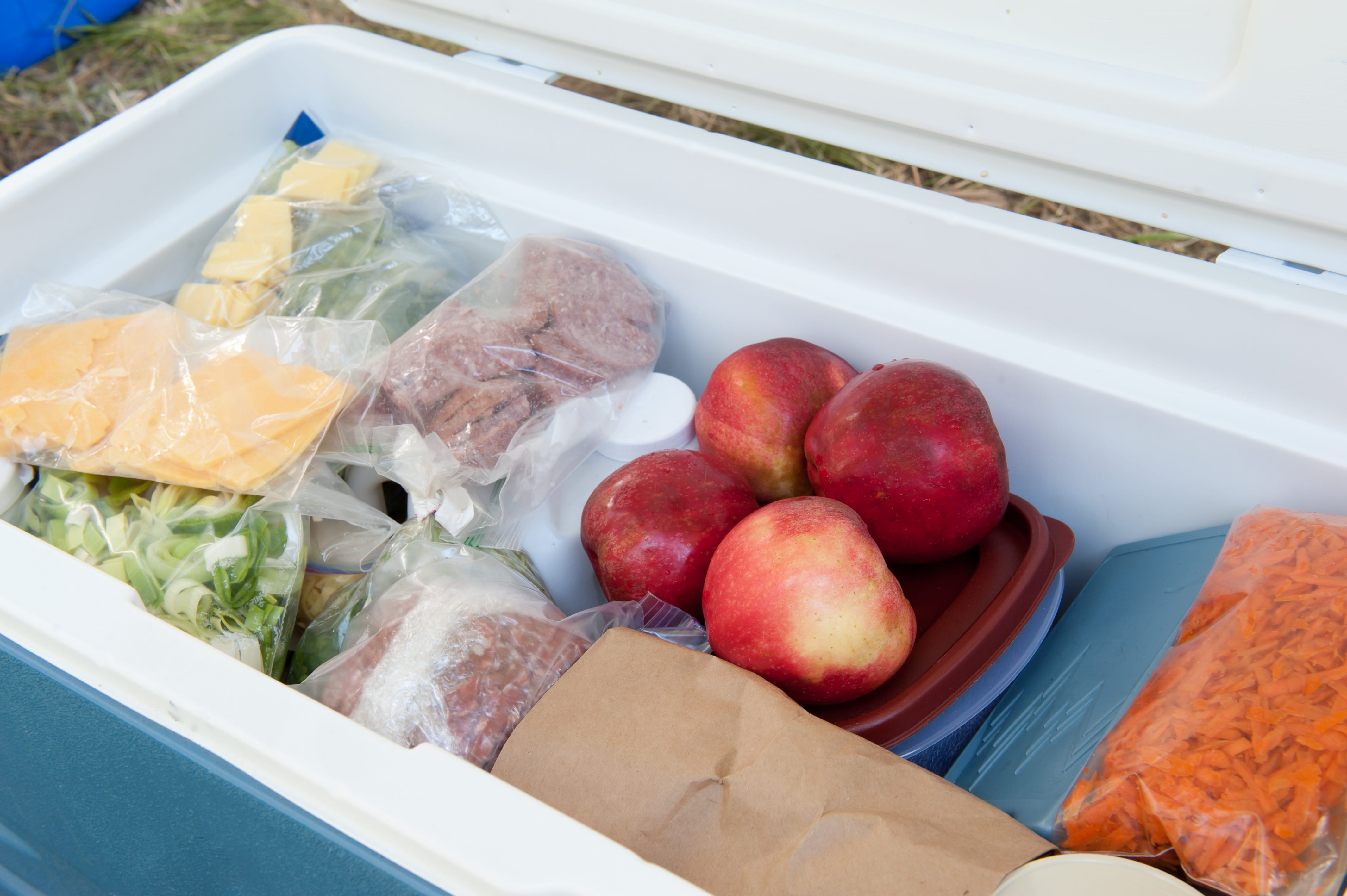 How To Keep Food Cold At A Picnic & Ensure Freshness