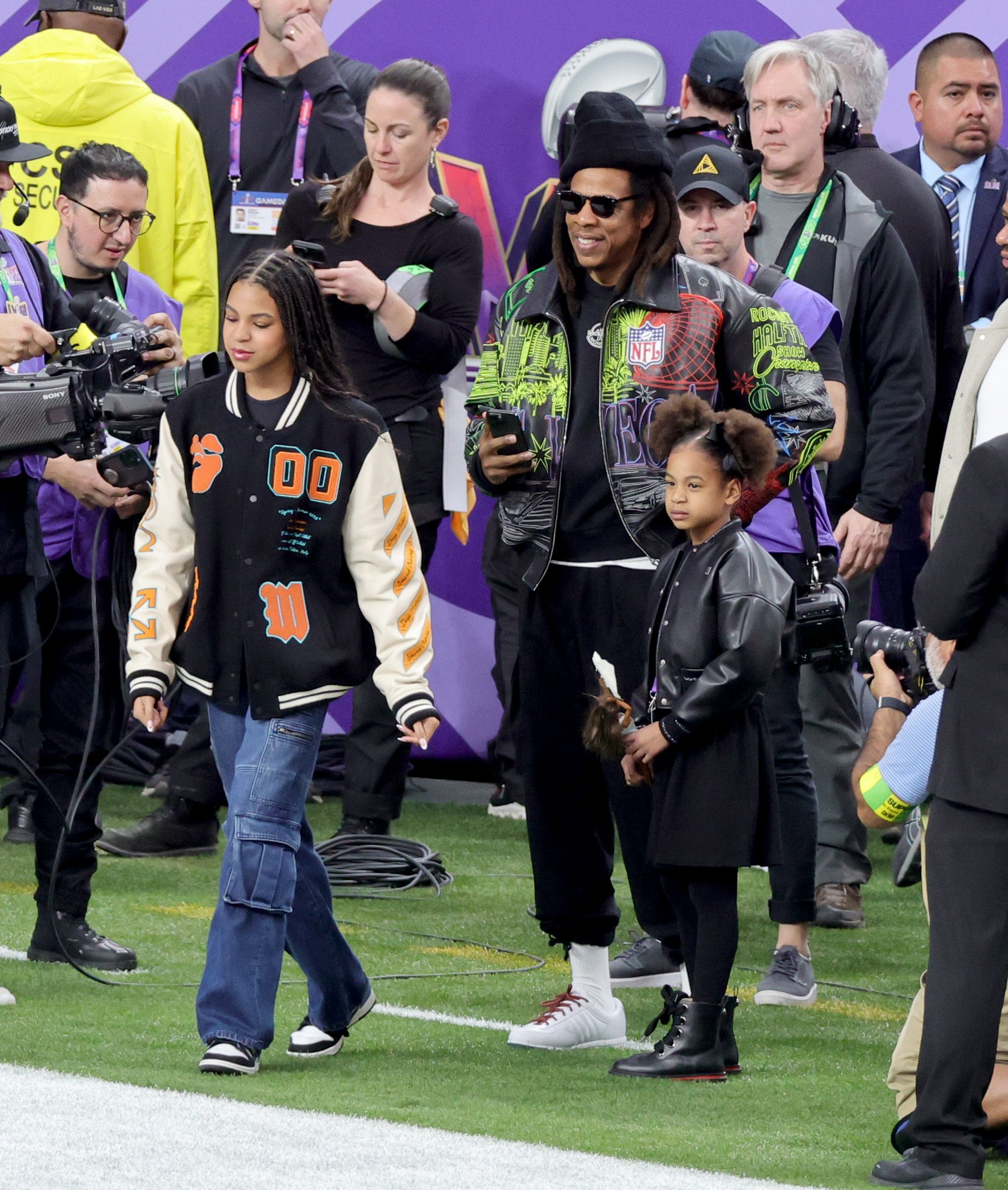 Beyonc S Dochter Rumi Bezoekt Super Bowl Met Grote Zus Blue Ivy   Blue Ivy Carter Jay Z And Rumi Carter Are Seen Prior To News Photo 1707722248 