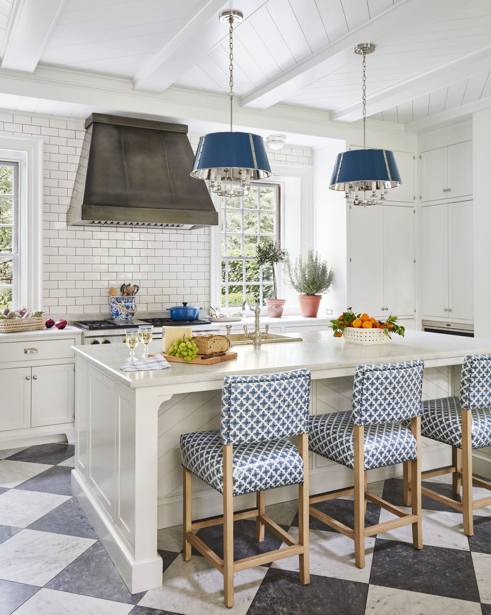 https://hips.hearstapps.com/hmg-prod/images/blue-kitchens-ashley-whittaker-connecticut-1650402105.jpg?crop=0.988xw:0.824xh;0.0119xw,0.144xh&resize=980:*