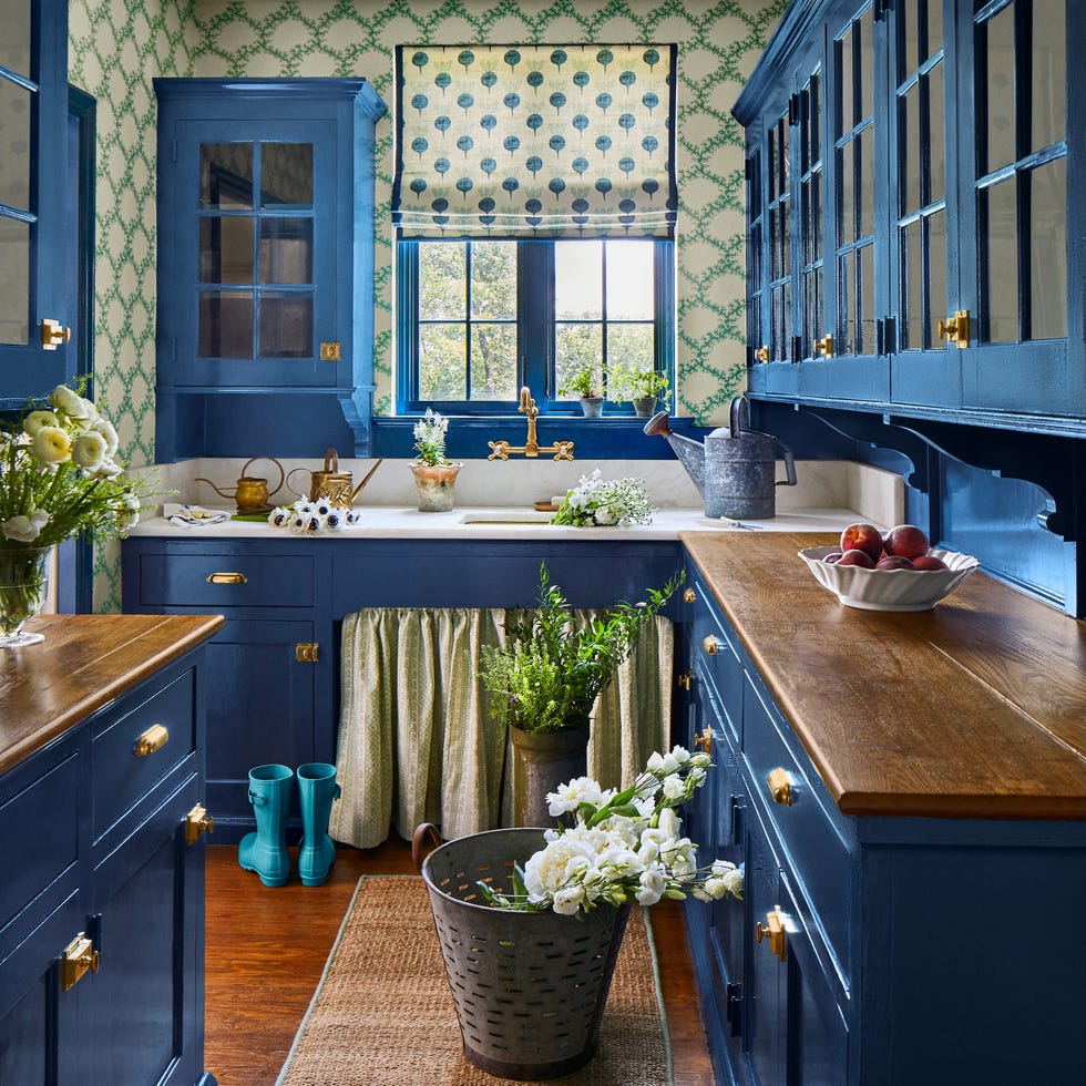 Removing, sinking skirts. Blue cuisine by Designer Lizzie Cox from Virginia. Blue cupboards, patterned wallpaper.