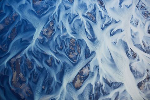 Vanuit een vliegtuig op driehonderd meter hoogte maakte Todorov deze foto van smeltwaterrivieren op IJsland