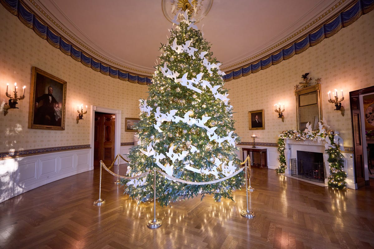  Official 2022 White House Christmas Ornament : Home & Kitchen