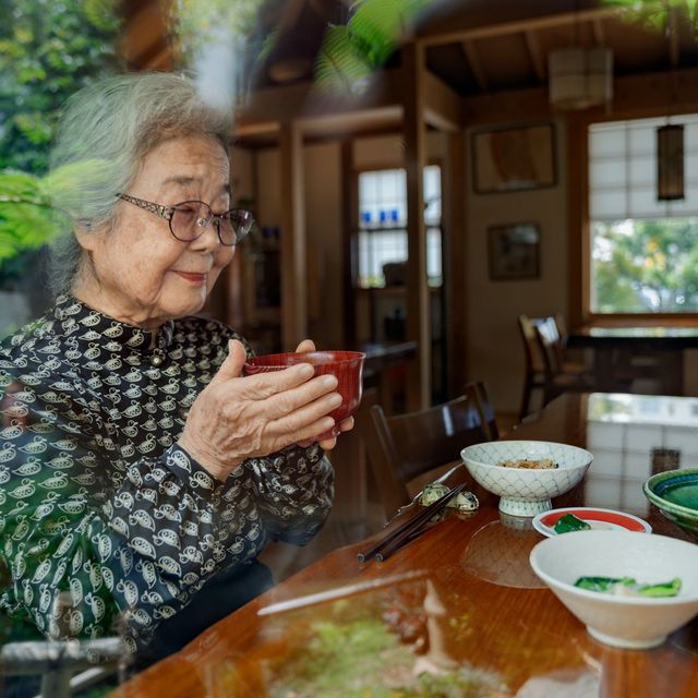 In Okinawa ontbijt Yoshiko Shimabukuro 91 oprichter van het Okinawa Daiichi Hotel met misosoep Zij en haar dochter Katsue Watanabe bereiden samen vegetarische maaltijden met lokale ingredinten