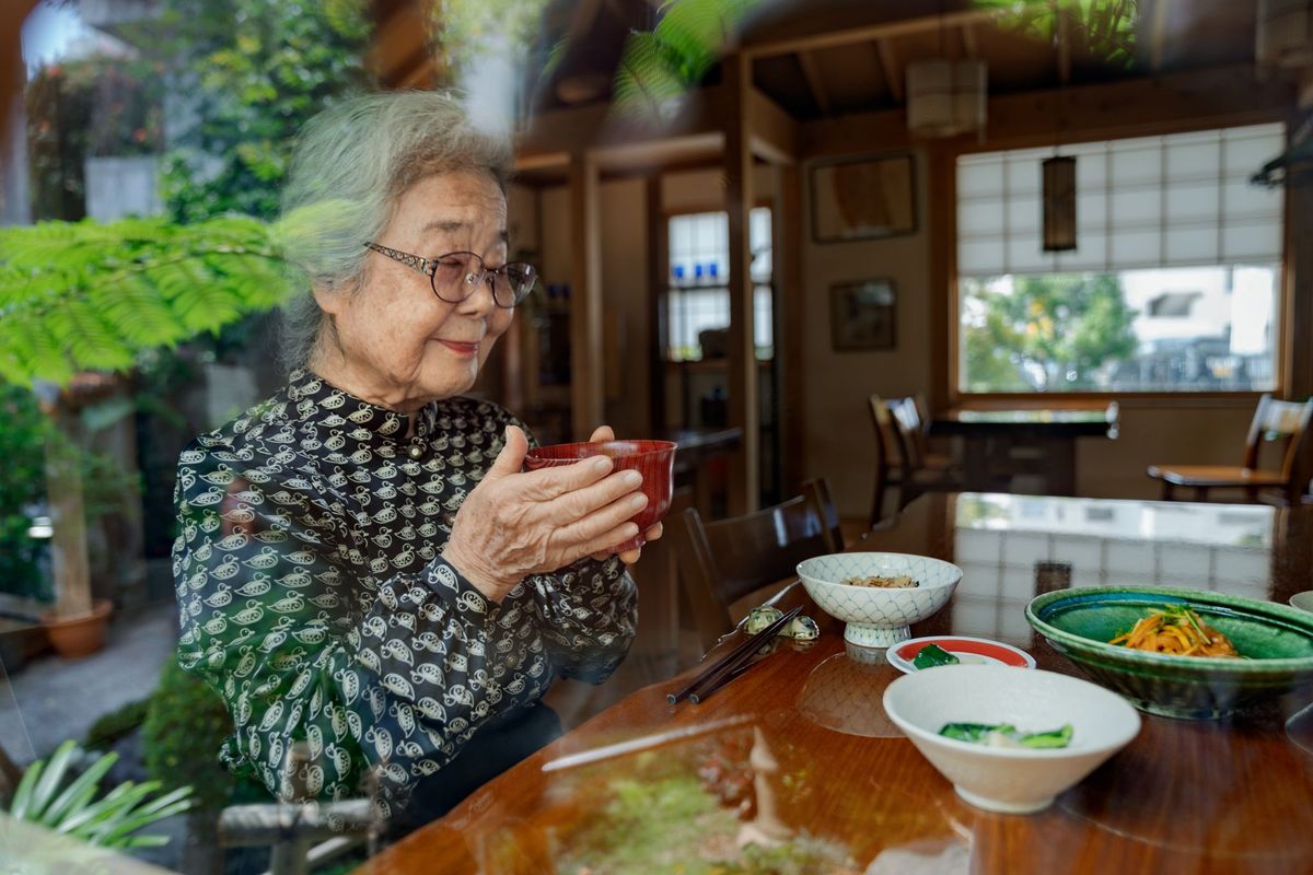 In Okinawa ontbijt Yoshiko Shimabukuro 91 oprichter van het Okinawa Daiichi Hotel met misosoep Zij en haar dochter Katsue Watanabe bereiden samen vegetarische maaltijden met lokale ingredinten
