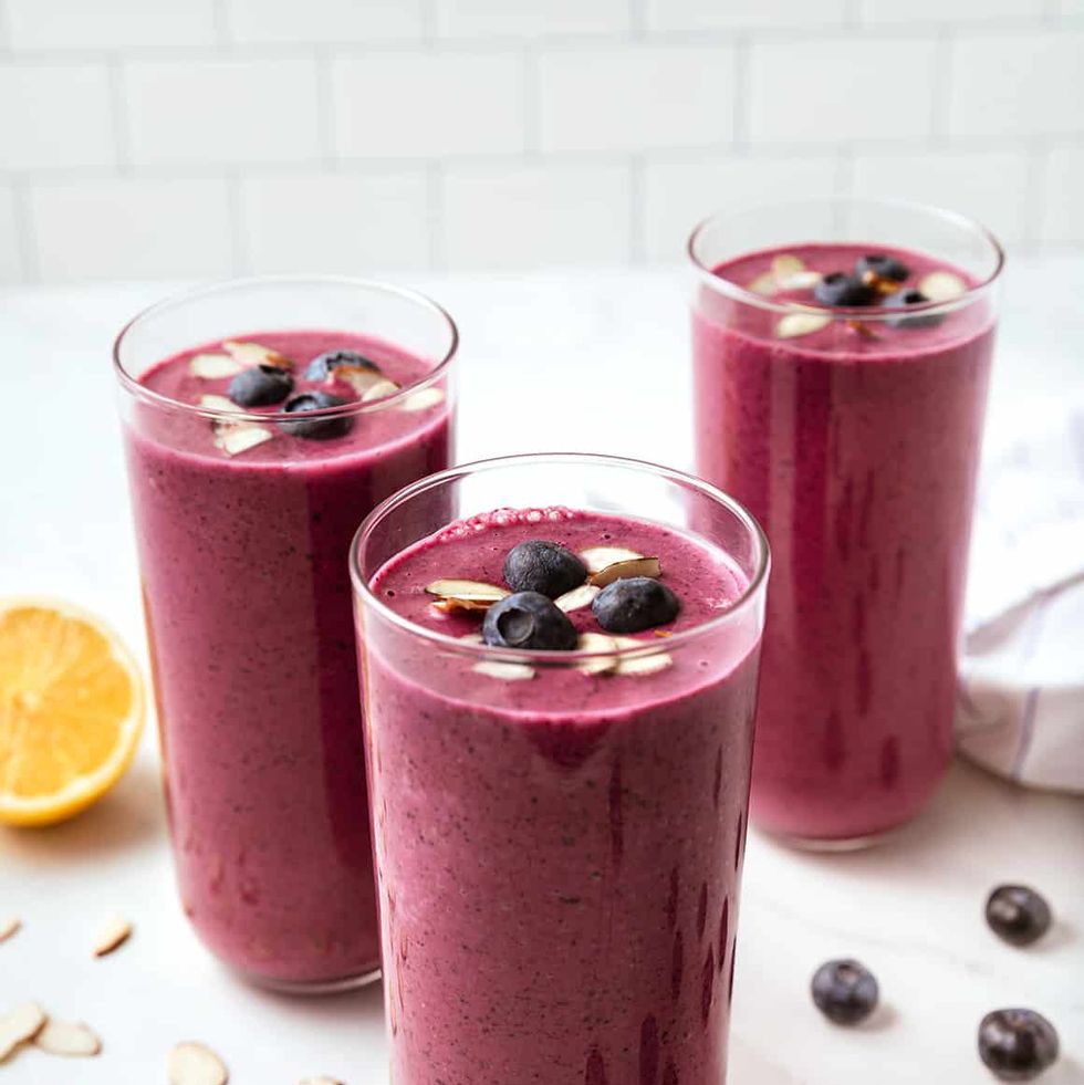 https://hips.hearstapps.com/hmg-prod/images/blueberry-smoothie-1-1672980881.jpg?crop=1.00xw:0.755xh;0,0.121xh&resize=980:*