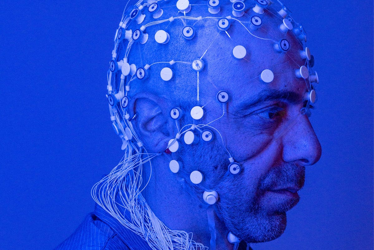 Vitaly Napadow neurowetenschapper aan Harvard en in het Massachusetts General Hospital onderzoekt hoede hersenen pijn waarnemen Met behulp van elektroencefalografie eeg bestudeert hij de hersengolven van patienten met lagerugpijn