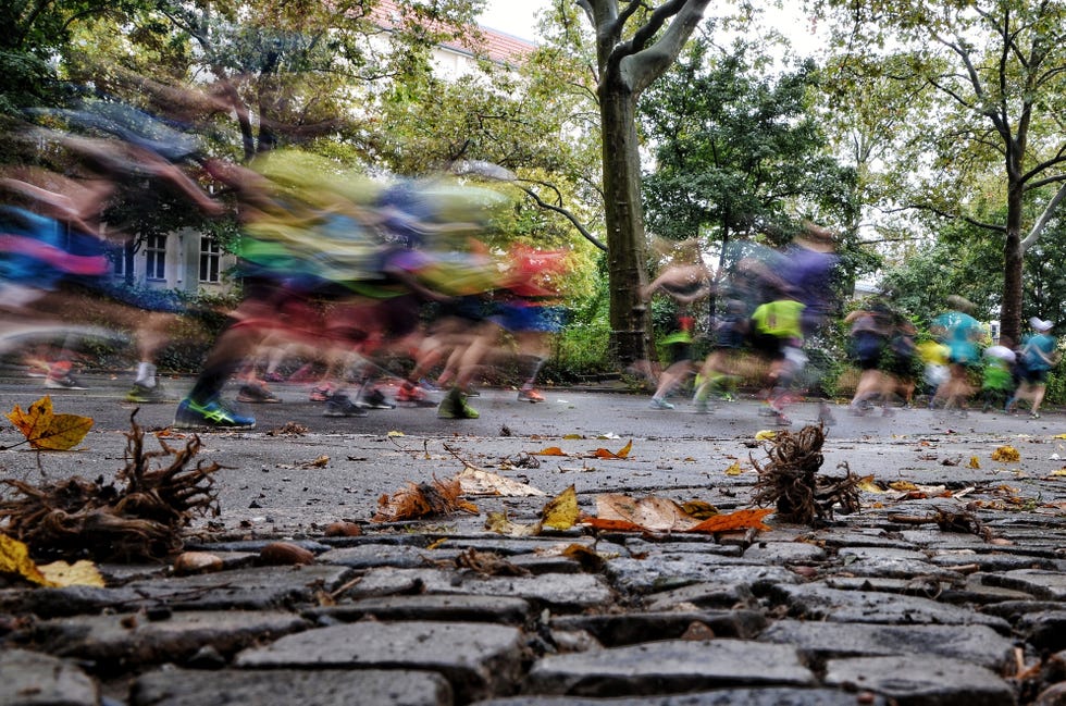 gente corriendo en una carrera popular