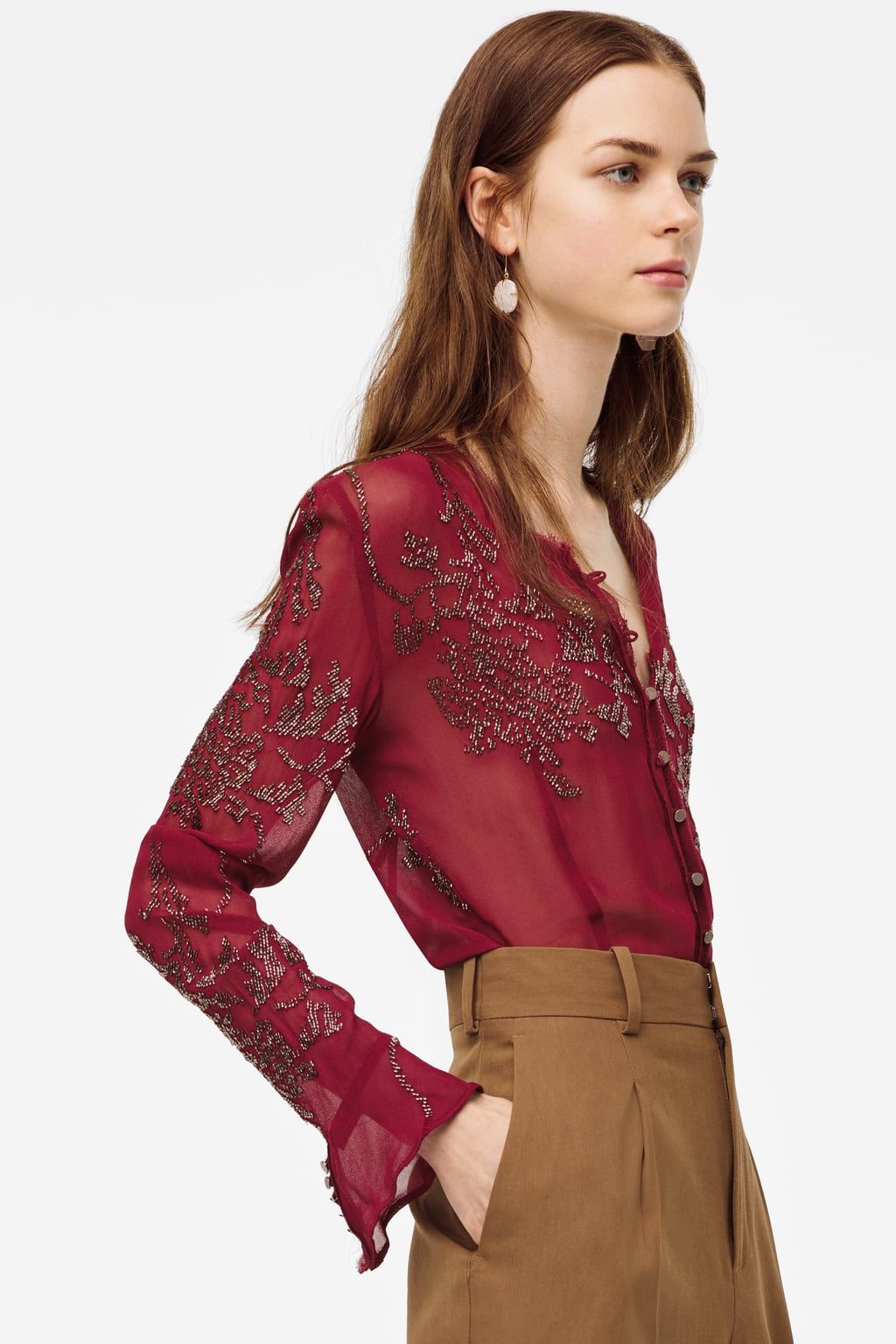 La blusa de Zara bordada semitransparente parece de Alta Costura