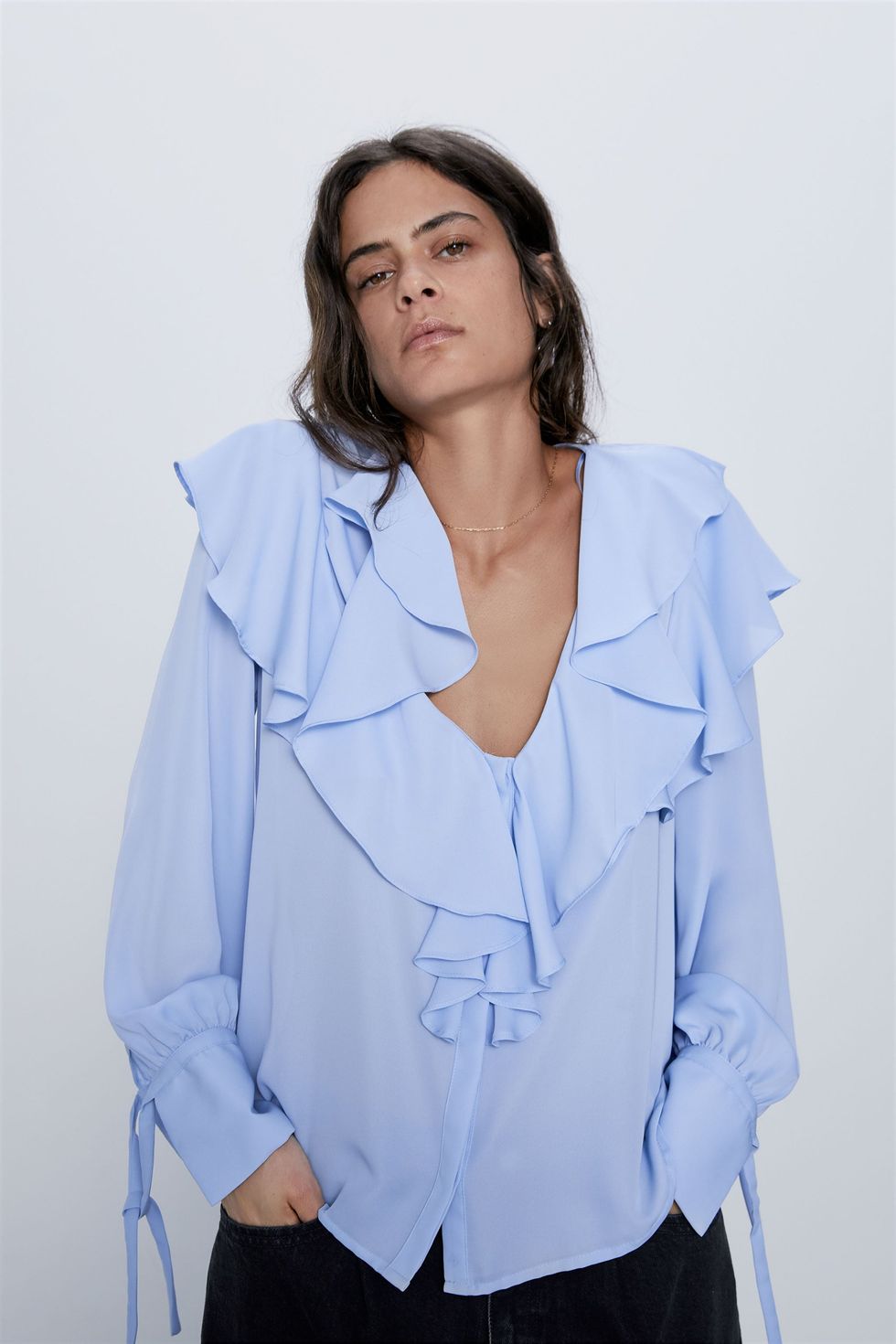 Zara a lanzar la blusa con volantes celeste más famosa de Instagram