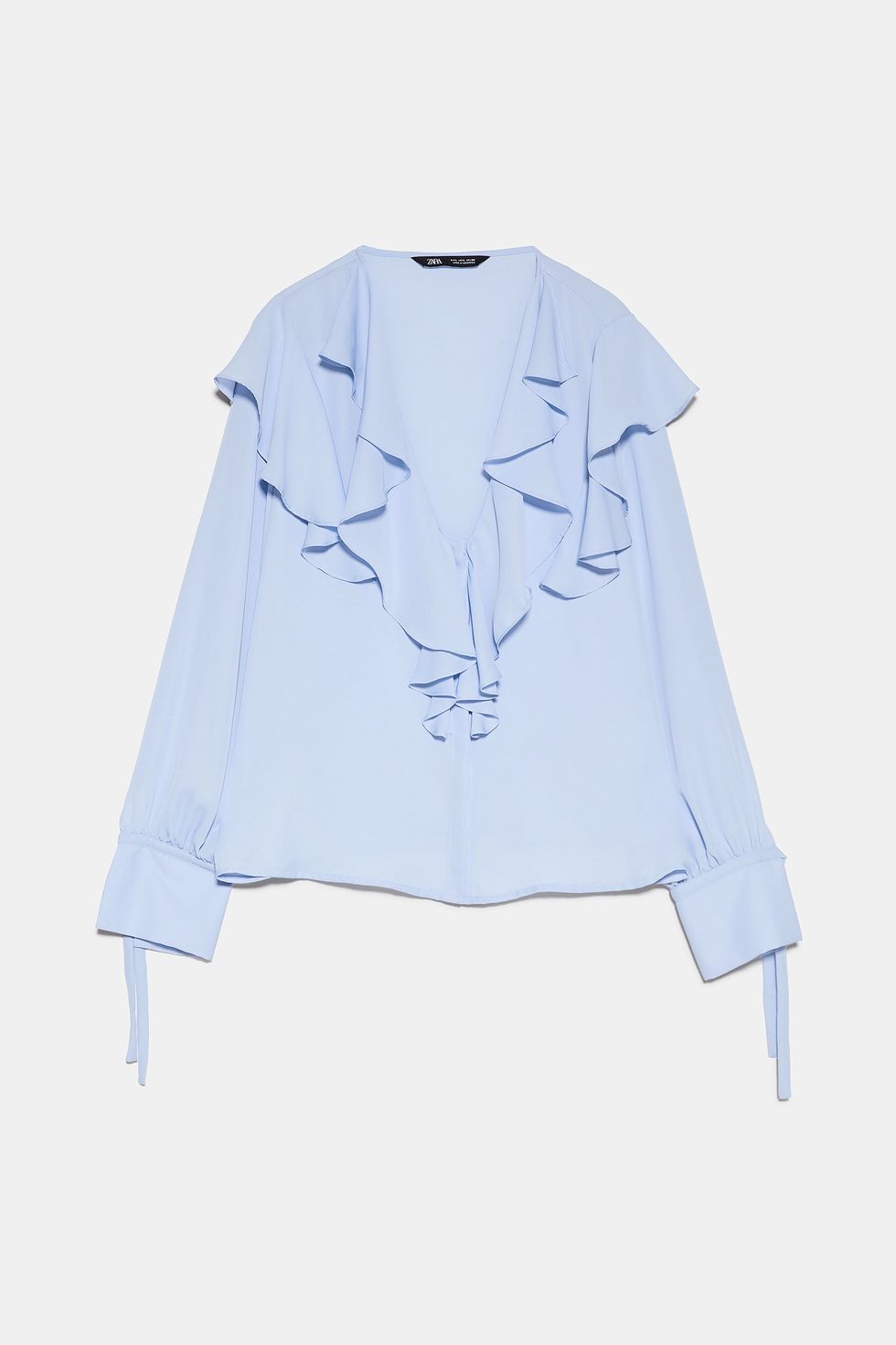Zara a lanzar la blusa con volantes celeste más famosa de Instagram