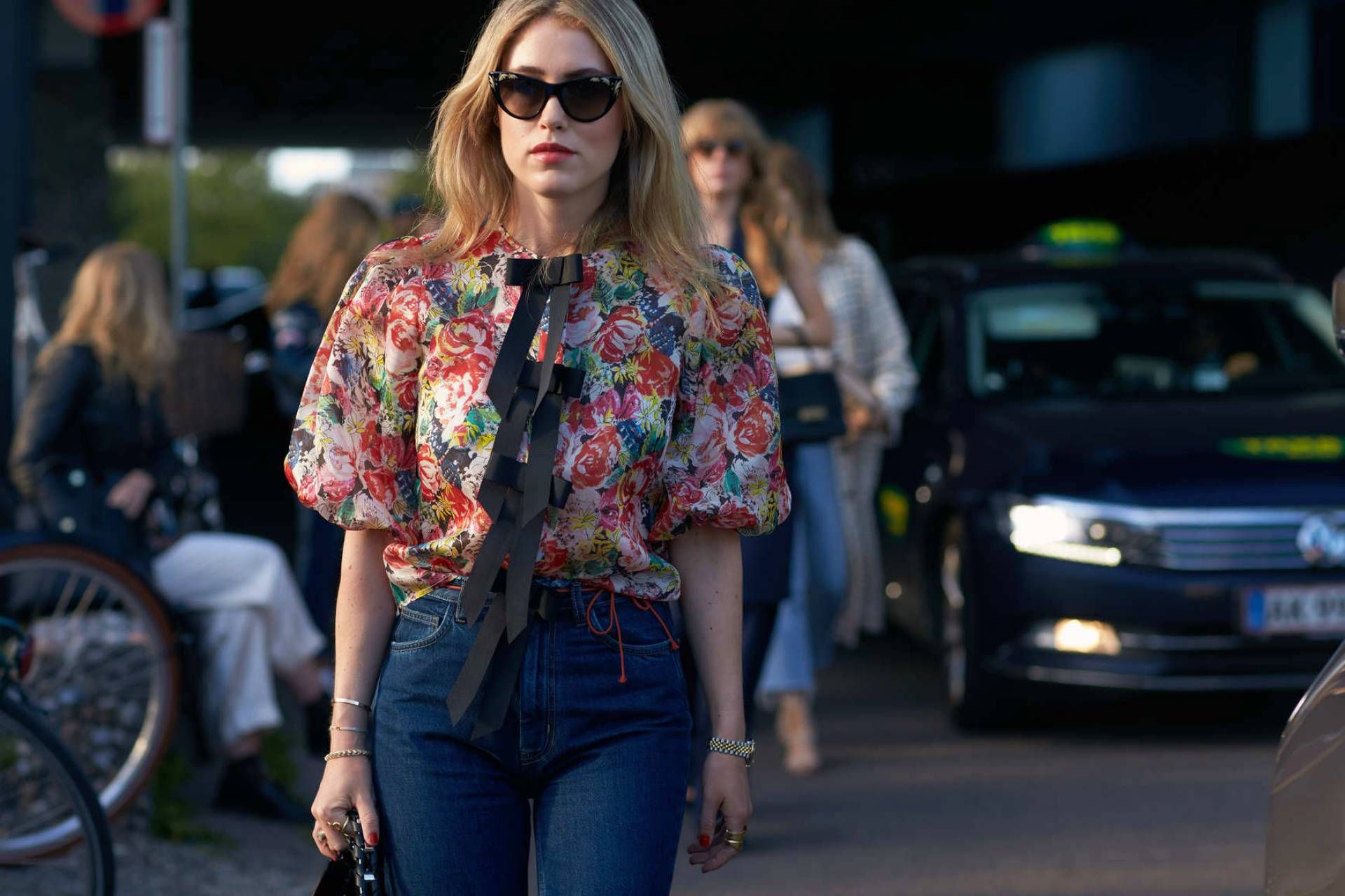 Camicette a maniche corte, i modelli da comprare adesso perfetti con i jeans