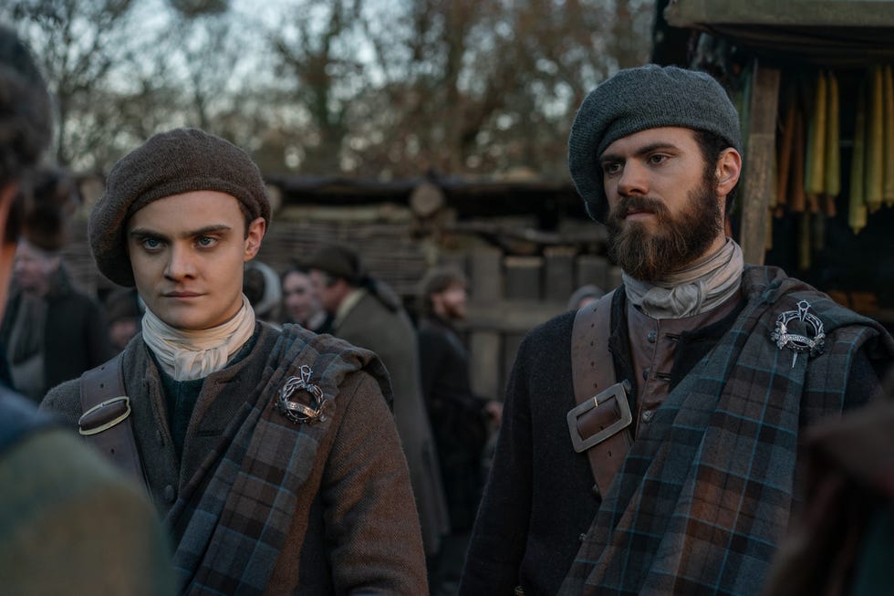 Séamus McLean Ross como Colum Mackenzie e Sam Retford como Dougal Mackenzie em Outlander: Sangue do Meu Sangue