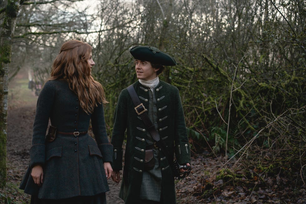 Harriet Slater como Ellen Mackenzie e Jhon Lumsden como Malcolm Grant em Outlander: Sangue do Meu Sangue