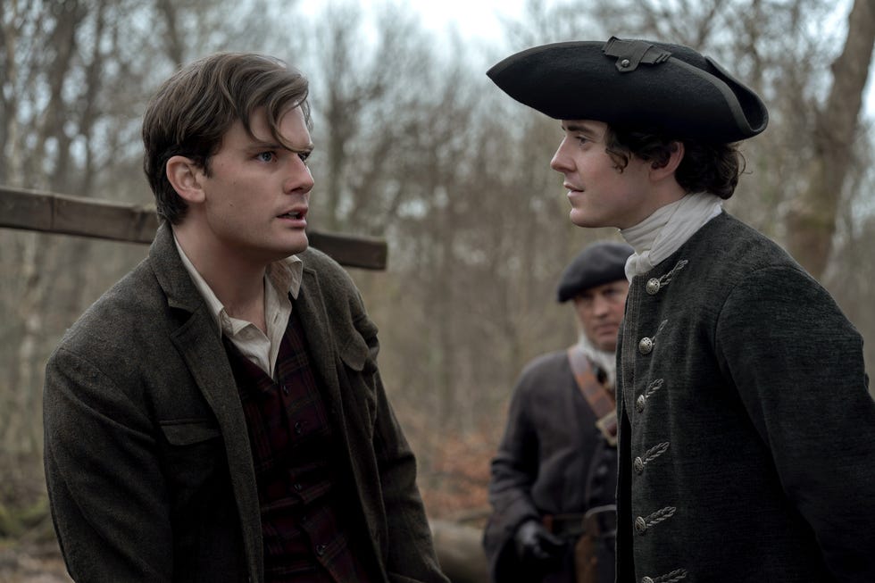 Jeremy Irvine como Henry Beauchamp e Jhon Lumsden como Malcolm Grant em Outlander: Sangue do Meu Sangue