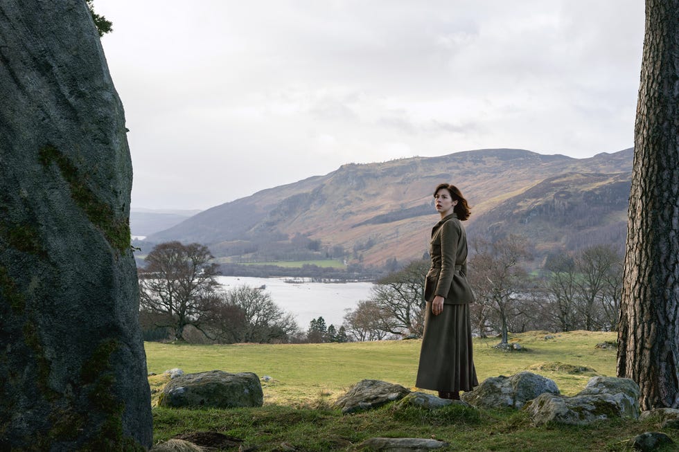 Hermione Corfield como Julia Beauchamp em pé nas pedras de Craig Na Dun em Outlander: Sangue do Meu Sangue