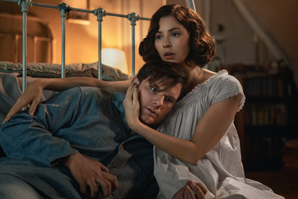 jeremy irvine and hermione corfield as henry and julia in outlander blood of my blood season 1 episode 4