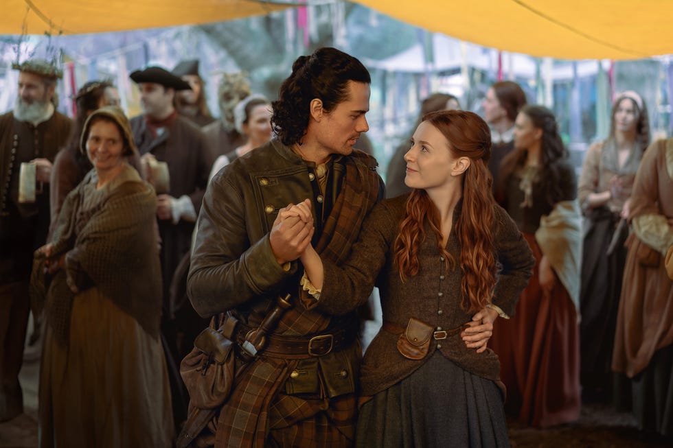 Brian e Ellen dançando em Outlander: Sangue do meu sangue