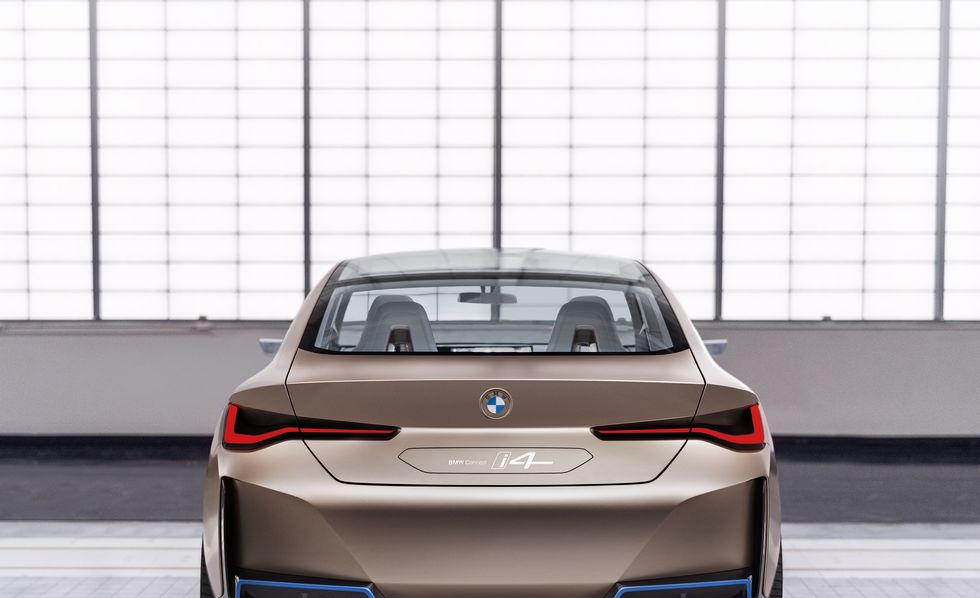 BMW Debuts New Flat Transparent Propeller Badge With The Concept i4