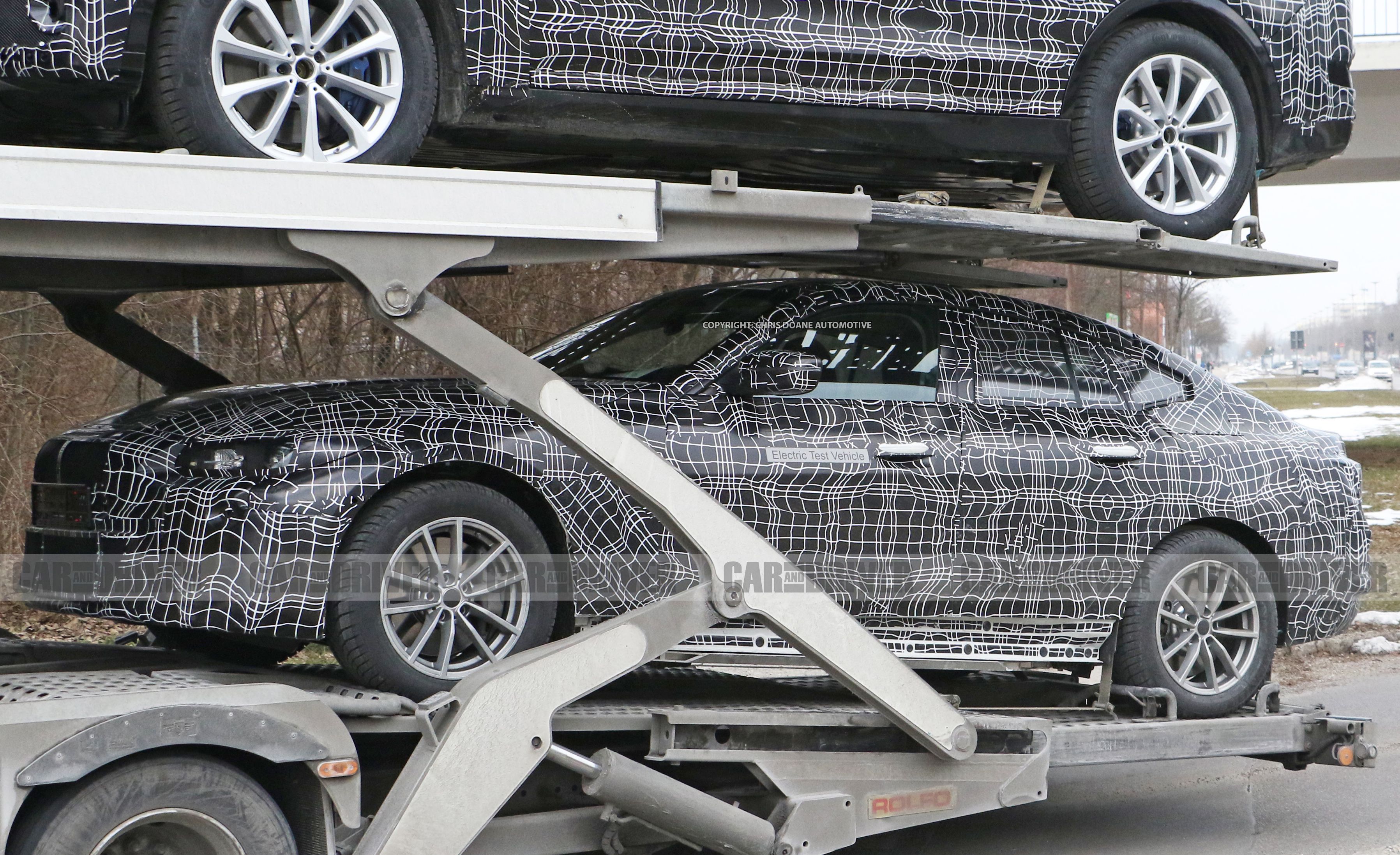 BMW Debuts New Flat Transparent Propeller Badge With The Concept i4