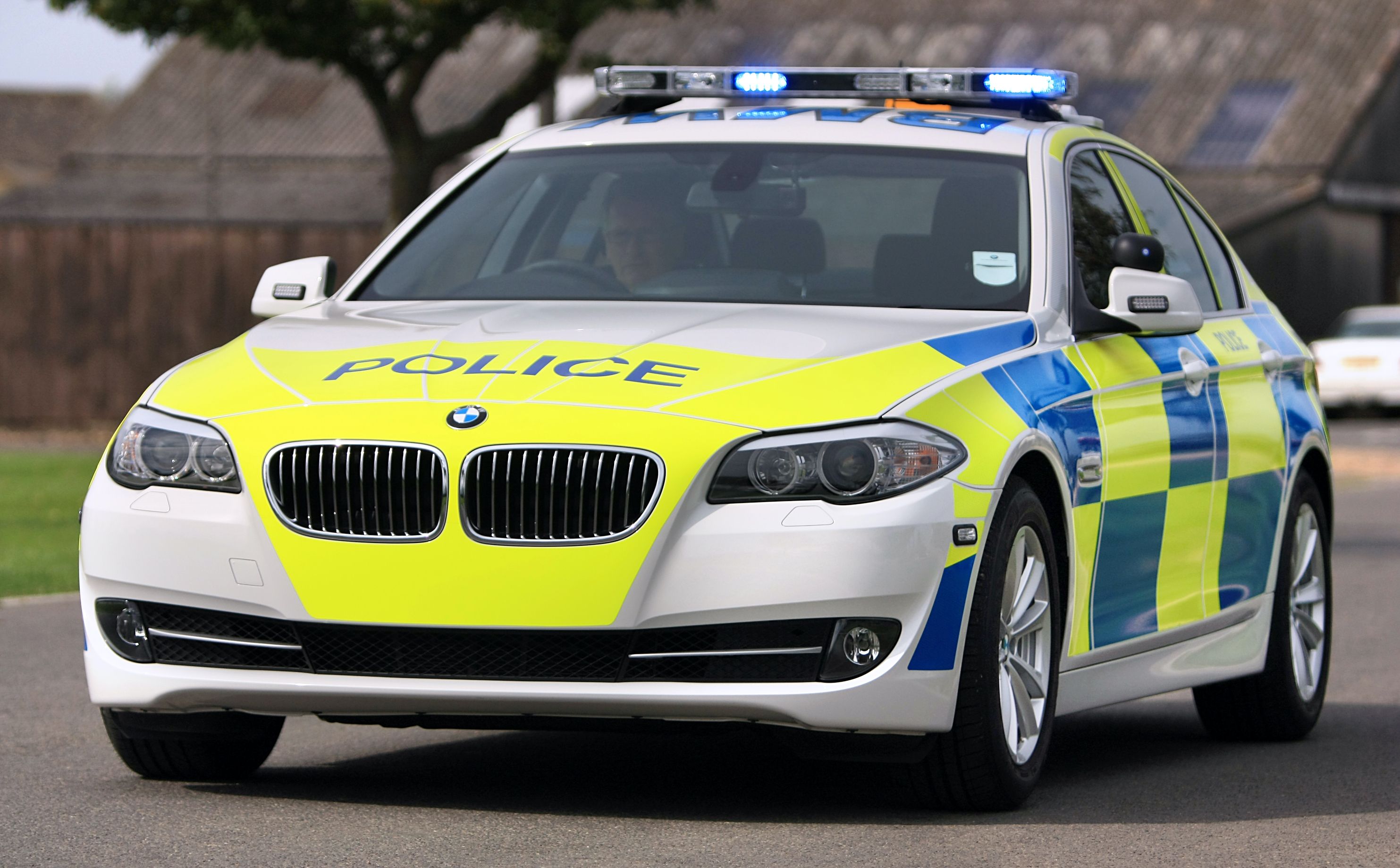 Зеленая полицейская машина. BMW f10 полиция. BMW 5 f10 Police. Полиция БМВ 530. BMW Police uk 2006.