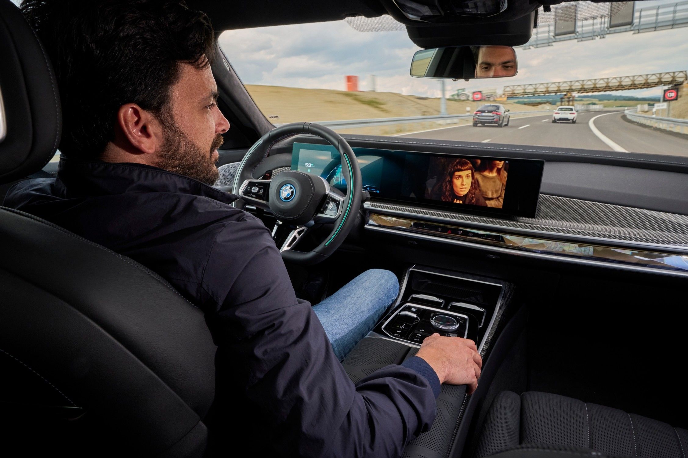 Un cine en tu coche: esta pantalla gigante integra  para ver  películas en los BMW