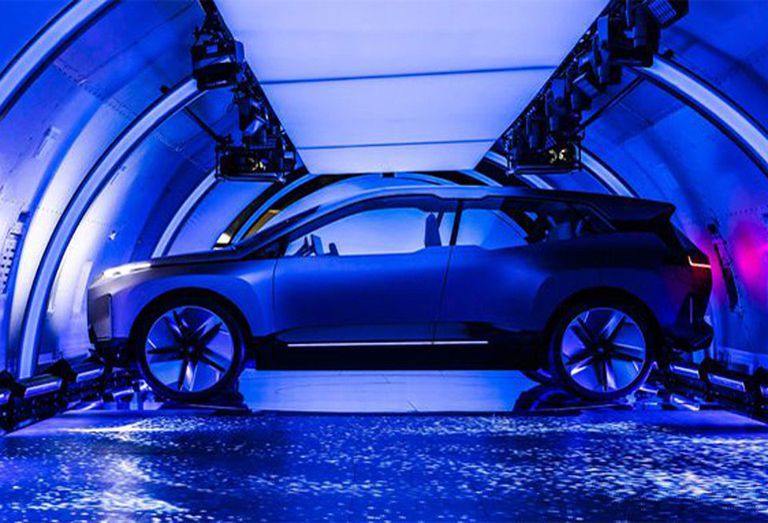 BMW「未来の電気自動車はワイルドに運転してほしい！」