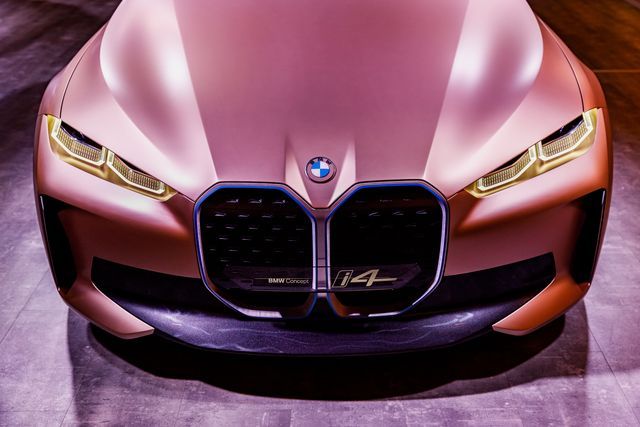 BMW「コンセプトi4」、ブランドを象徴する大型キドニーグリルを採用