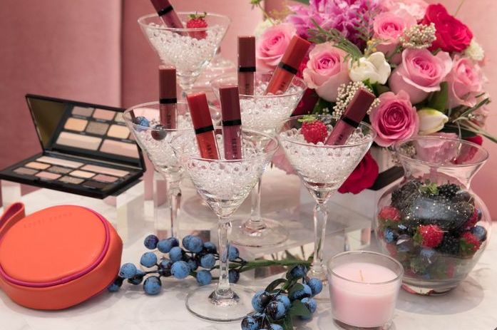 Centrepiece, Pink, Cut flowers, Flower, Rose, Stemware, Wine glass, Artificial flower, Tableware, Plant, 