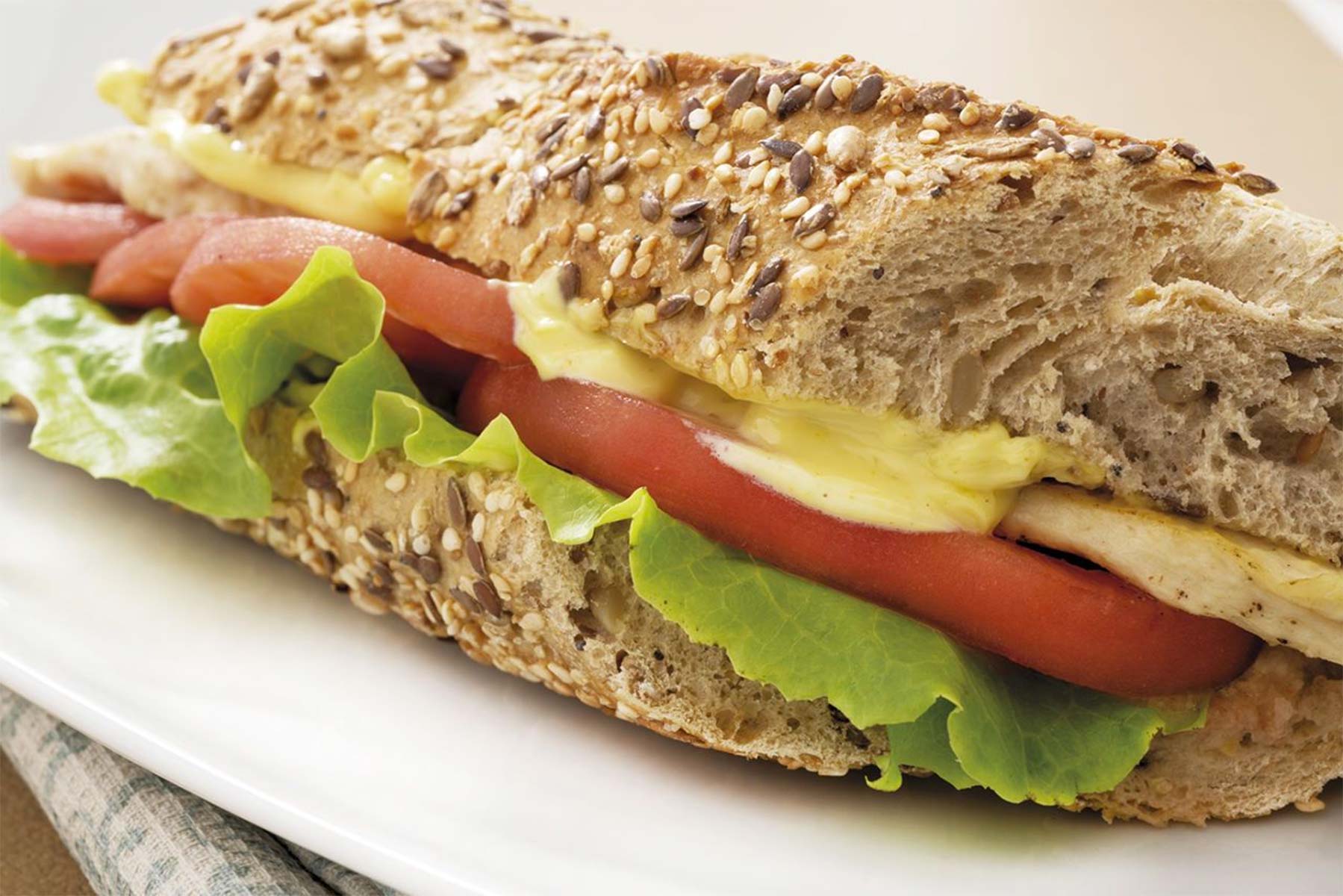 bocadillo de pollo con mayonesa al curry