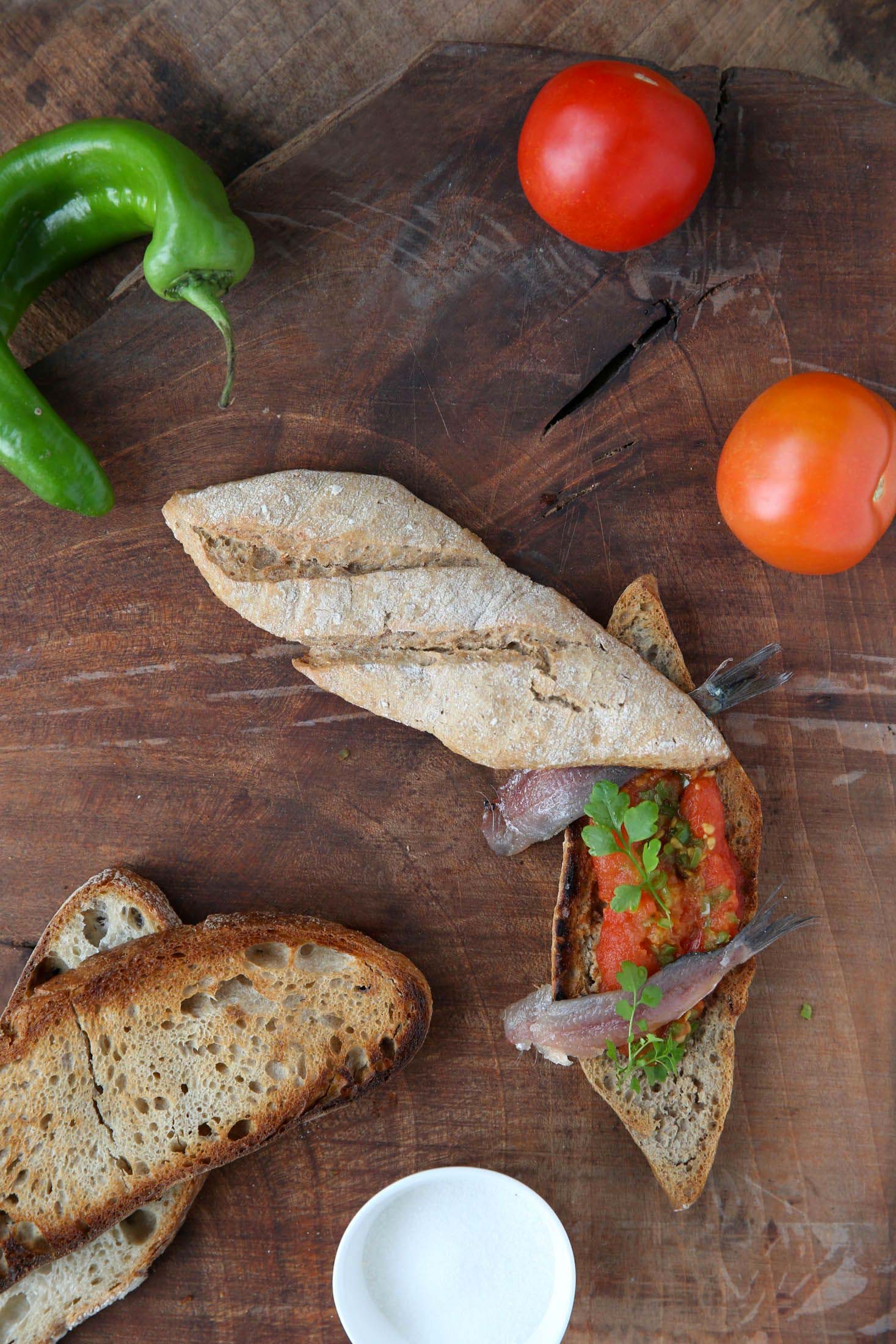 bocadillo de sardinas y tomates