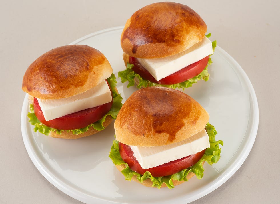 bocadillos de queso feta y tomate