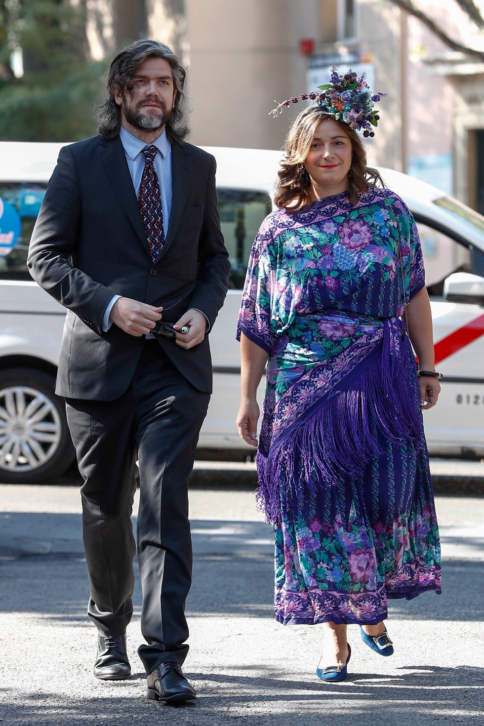 People, Fashion, Street fashion, Purple, Dress, Human, Suit, Headgear, Event, Formal wear, 