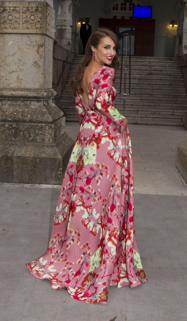 Paula Echevarría posa con vestido de flores y escote en la espalda en la boda de Marta Hazas en 2016