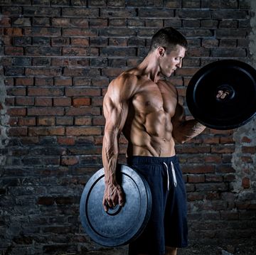 ejercicio de bíceps con discos pesados