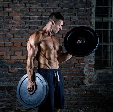 ejercicio de bíceps con discos pesados