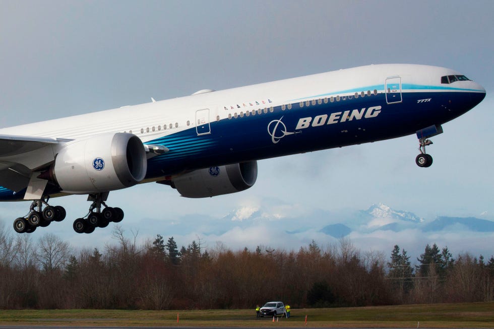 a boeing plane takes off on paine field boeing's future of flight is a good housekeeping pick for best factory tours