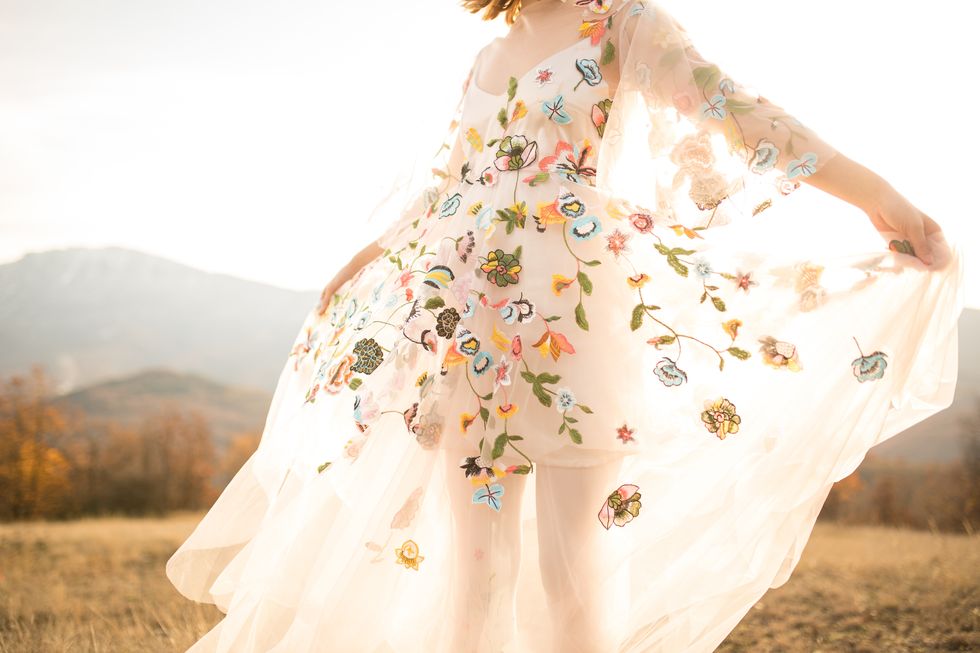 femeie în rochie florală