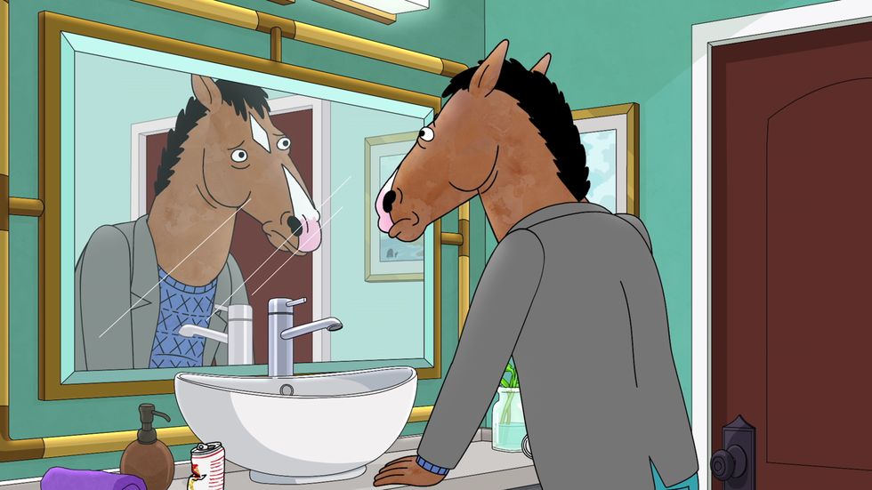 un caballo se mira al espejo en la serie bojack horseman
