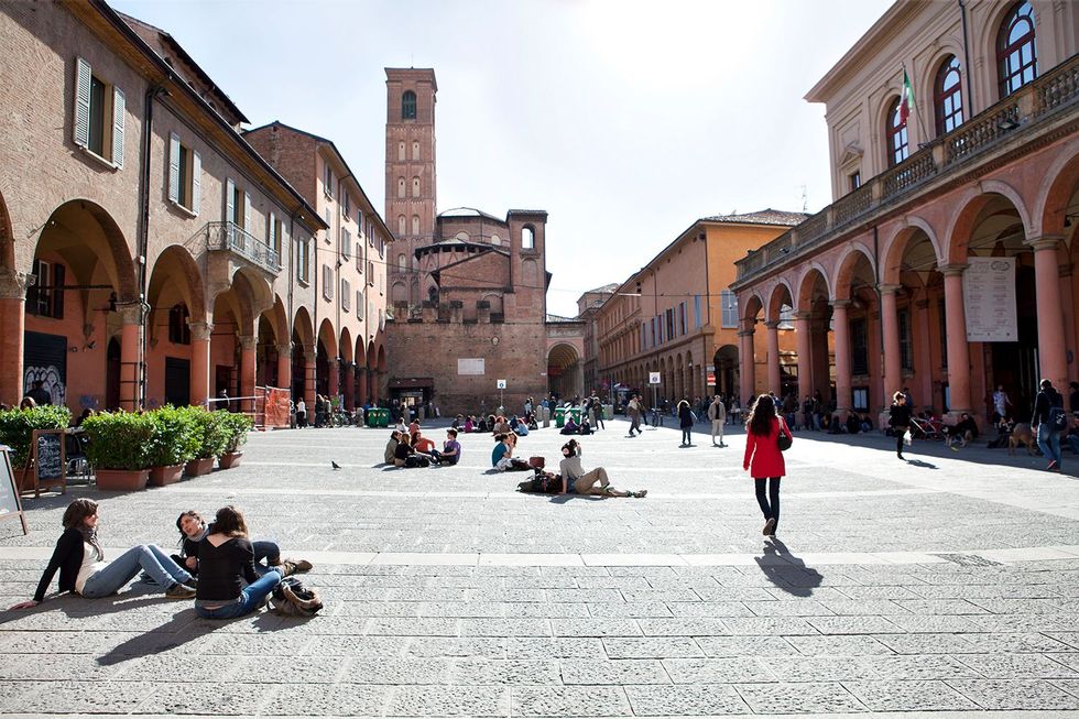 Piazza Verdi wordt omringd door arcadebogen