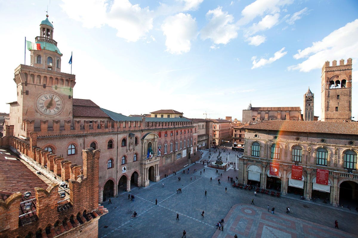 Vanaf de Basilica di San Petronio in Bologna kijken bezoekers uit over de centrale Piazza Maggiore