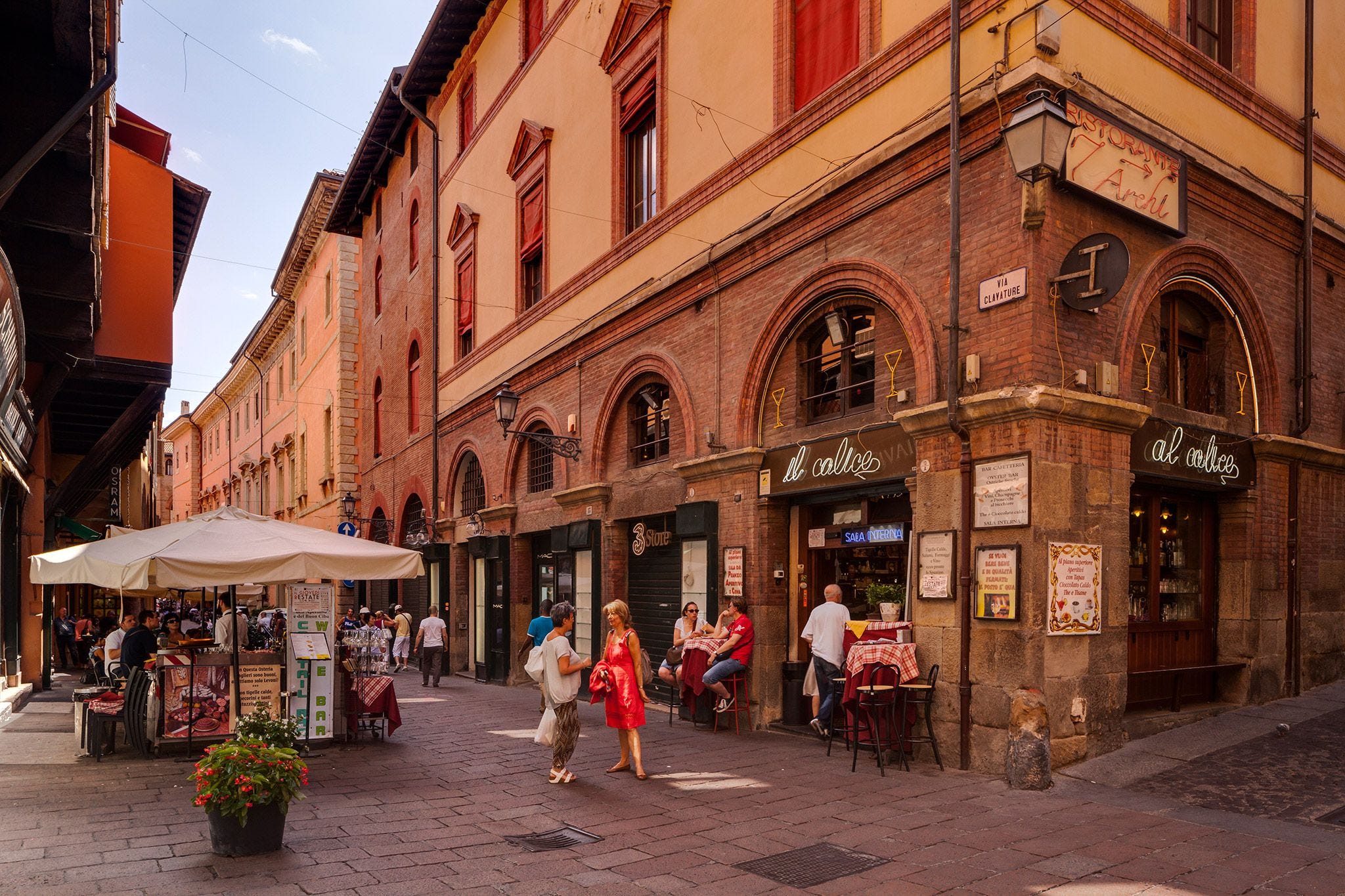 de via clavature loopt door het oude centrum van bologna een stad die wereldberoemd is om zijn bogengalerijen