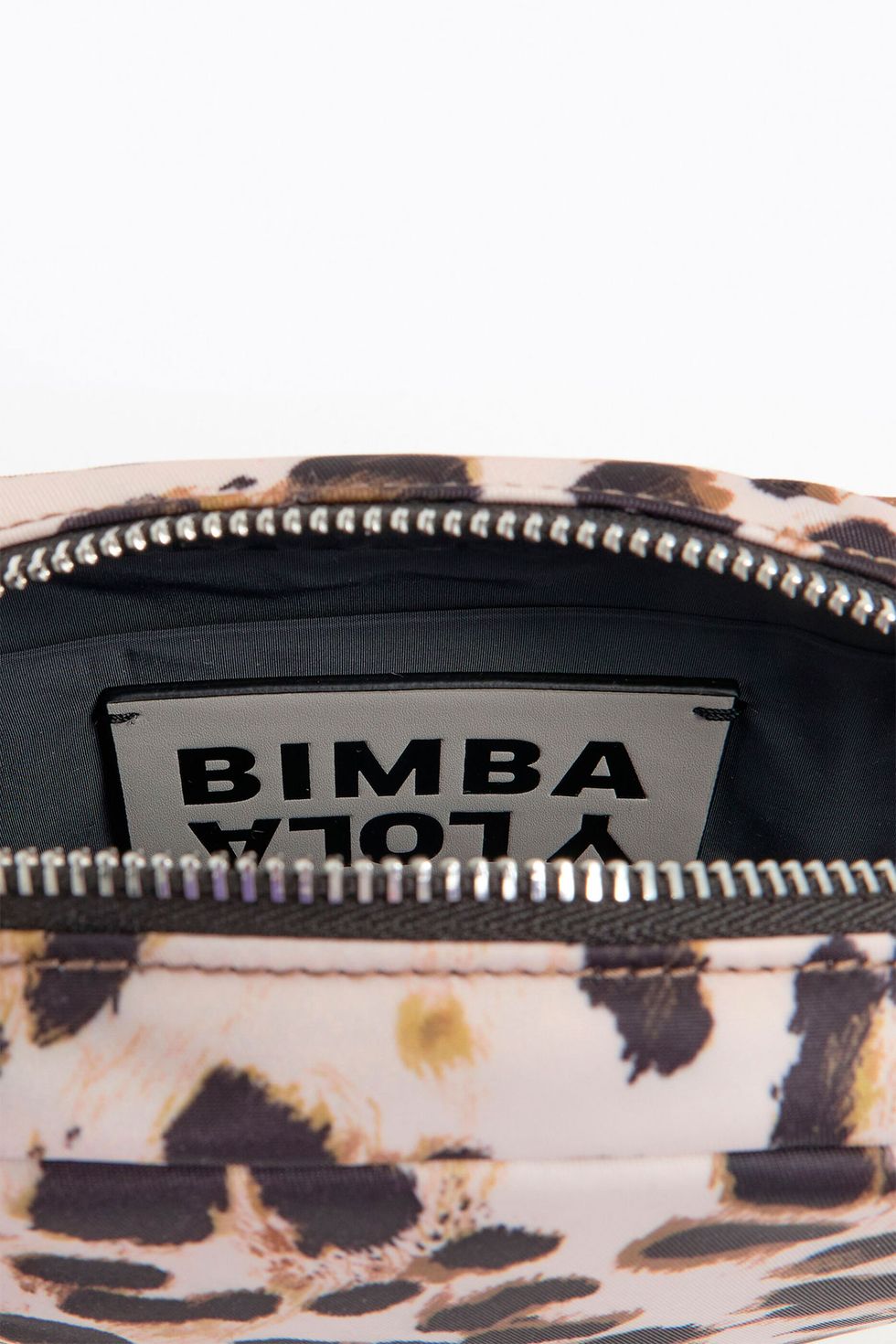 Bimba y Lola rebaja su bolso bandolera emblema de leopardo