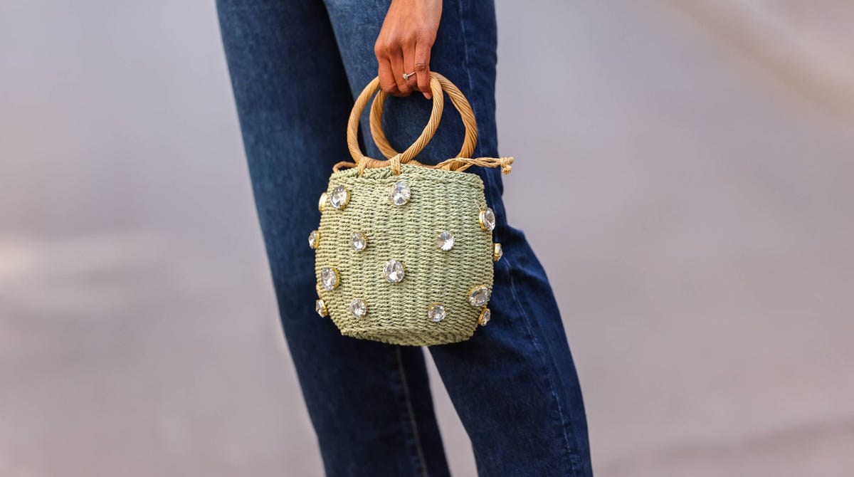 Los 20 bolsos más buscados por las expertas en moda para llevar durante las noches de verano con vestidos fresquitos y pantalones fluidos