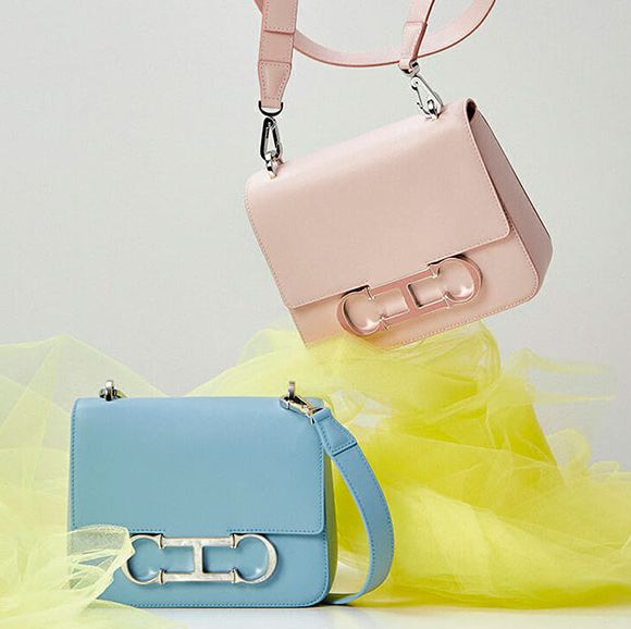 Hablemos del bolso de verano (de moda) de Carolina Herrera